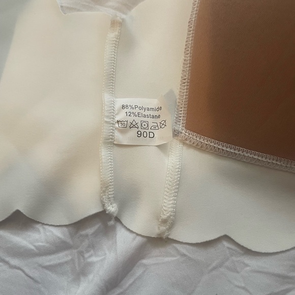 Miscellaneous and various pretty and practical bras with a camisole is included - Picture 7 of 11